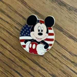 Disney mickey patriotic pin